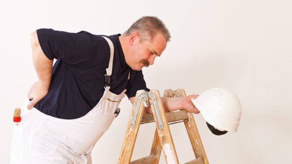 Bauarbeiter mit Rückenschmerzen