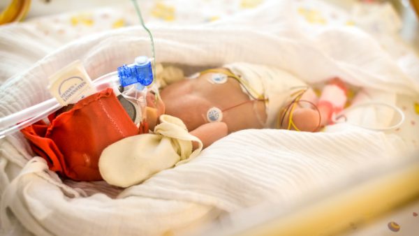 Folgenschwere Geburtsschäden wie Hirnschädigungen bedeuten weitreichende Folgen für die Lebensrealität des Kindes und seiner Familie